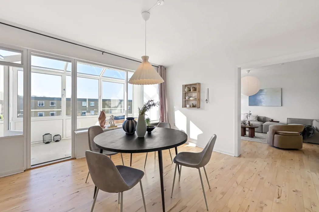 Rummelig 5-værelses lejlighed med altan  2