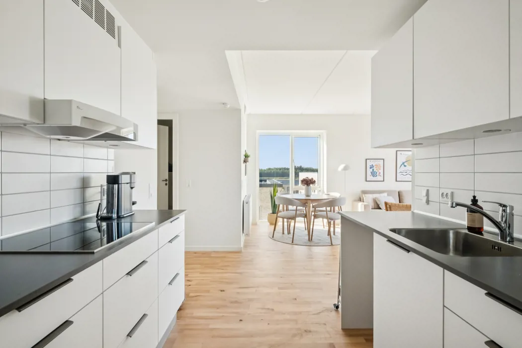 Moderne lejlighed med god planløsning og altan 1