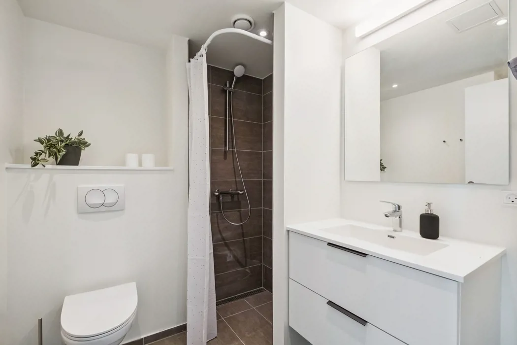 Moderne lejlighed med god planløsning og altan 11