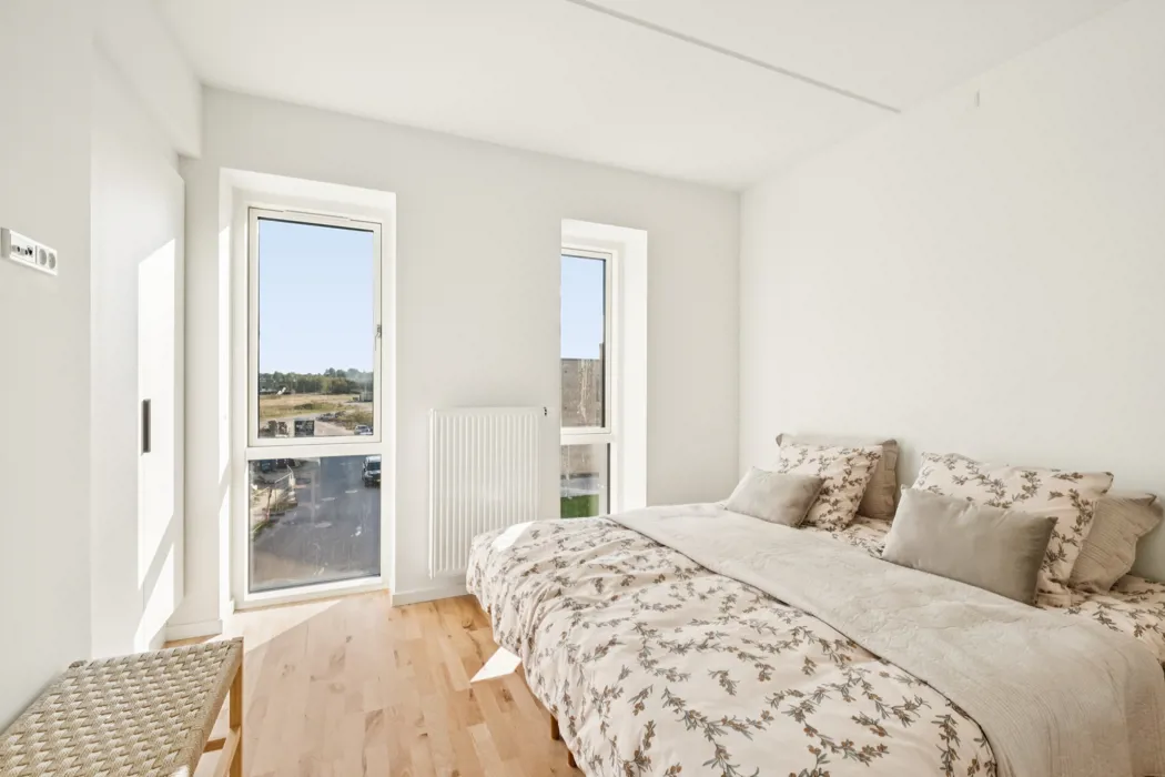 Rummelig lejlighed med altan og åbent køkken/alrum 9