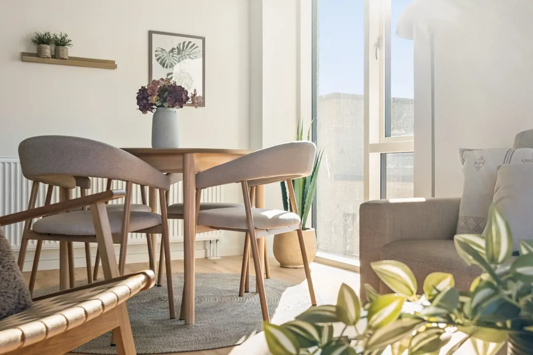 Rummelig lejlighed med altan og åbent køkken/alrum 7