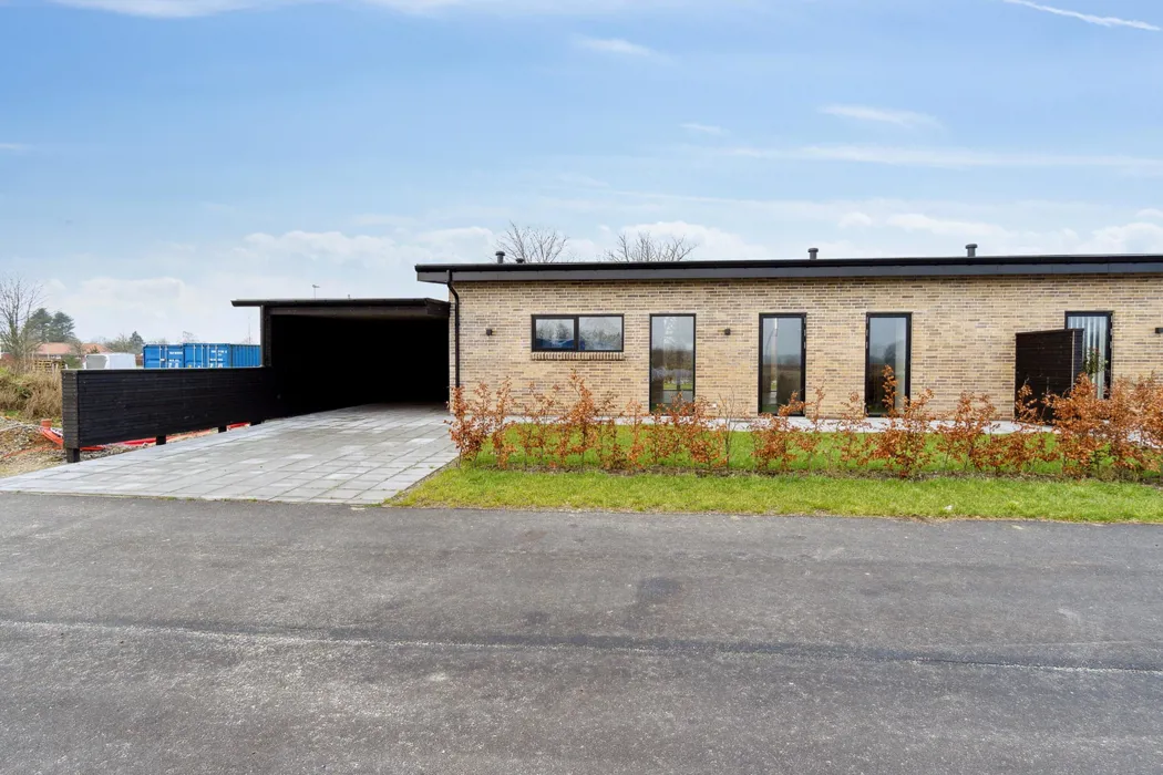 Fantastisk og nyopført rækkehus i et plan med have  21