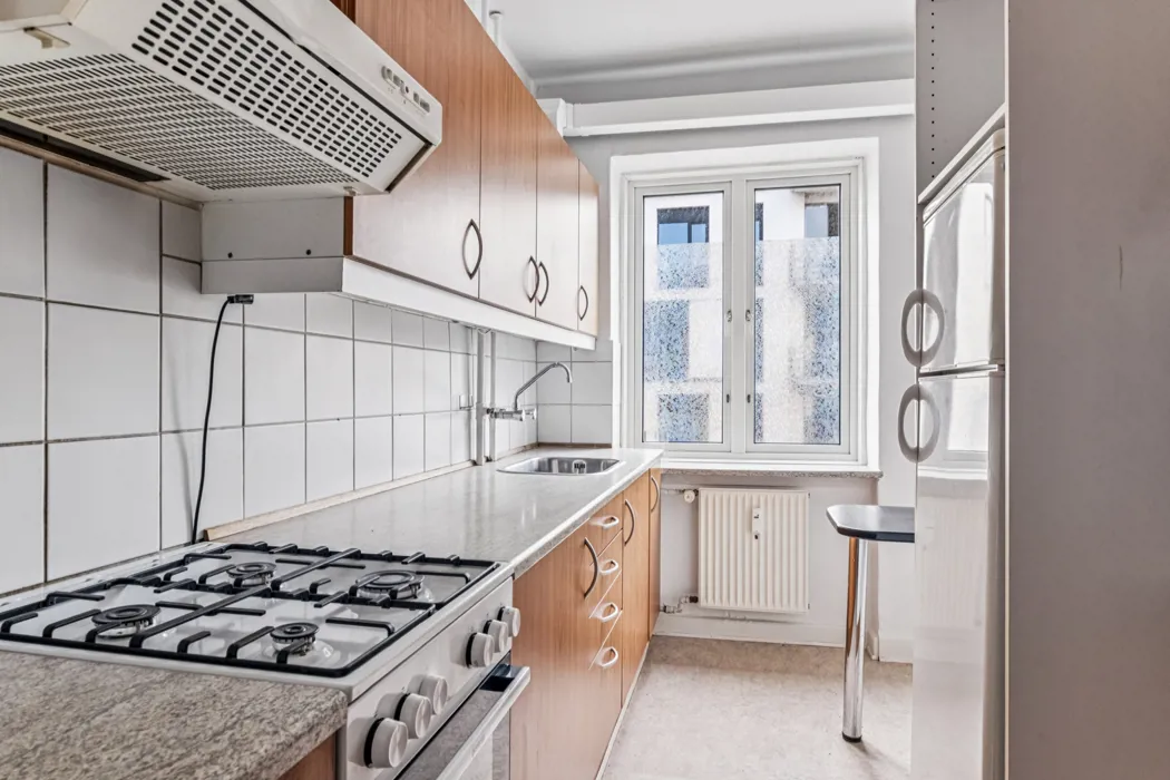 Lys 2-værelses lejlighed med altan og udsigt over Aalborg 1