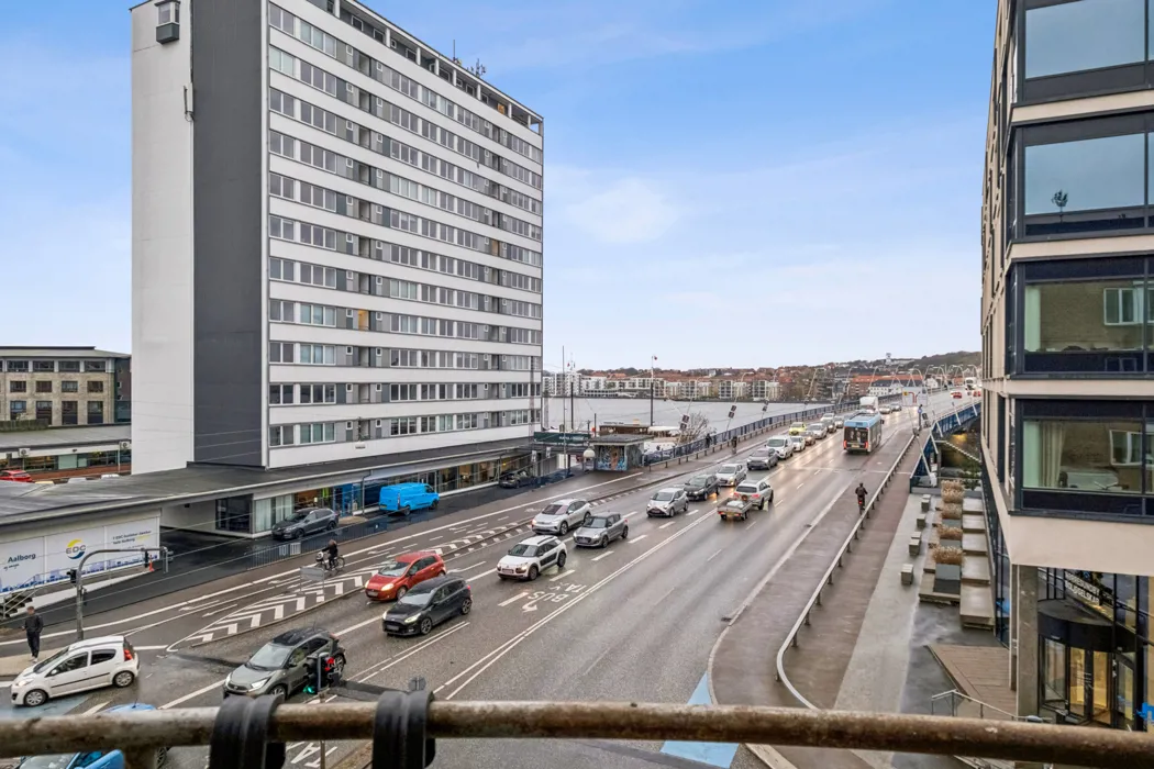 Lys 2-værelses lejlighed med altan og udsigt over Aalborg 10