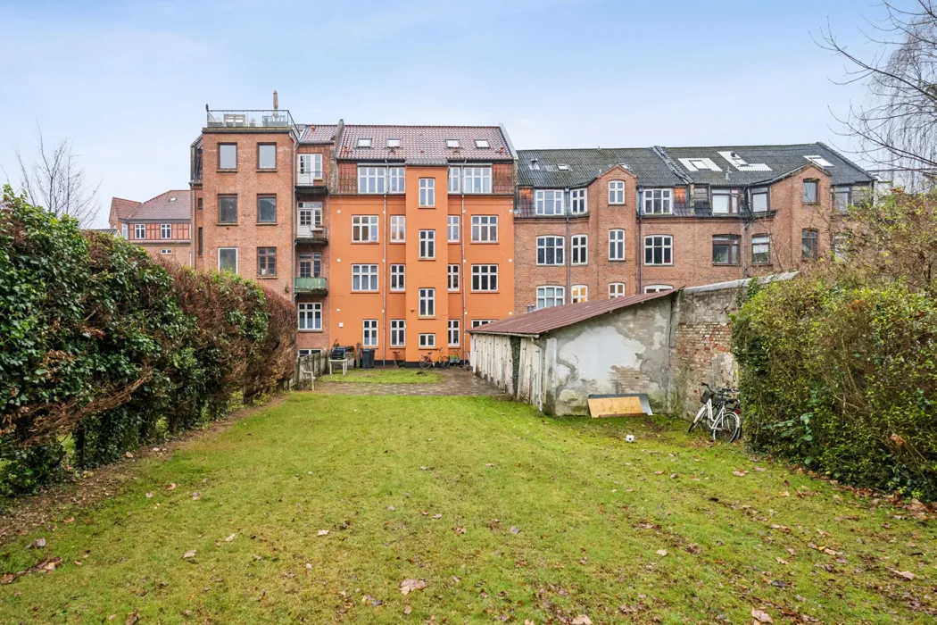 Rummelig 3-værelses lejlighed med fritliggende bjælker 11