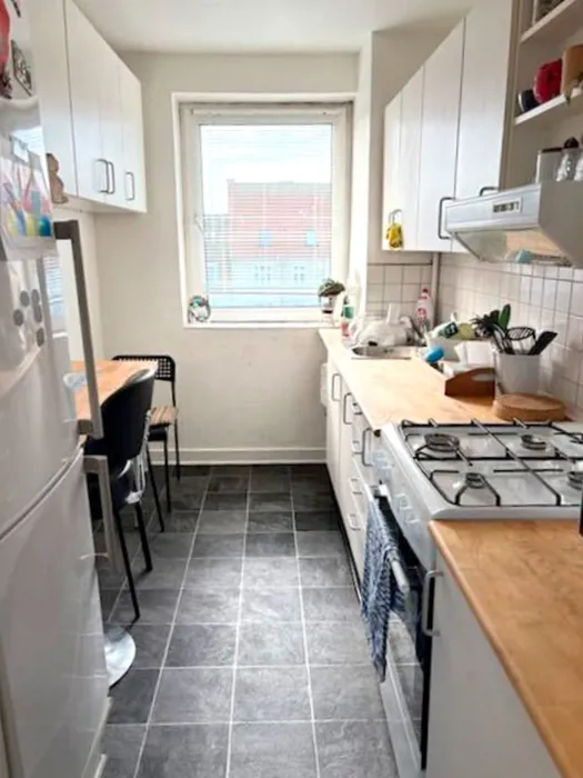 Lys 2-værelses lejlighed med altan og god planløsning – tæt på centrum 1