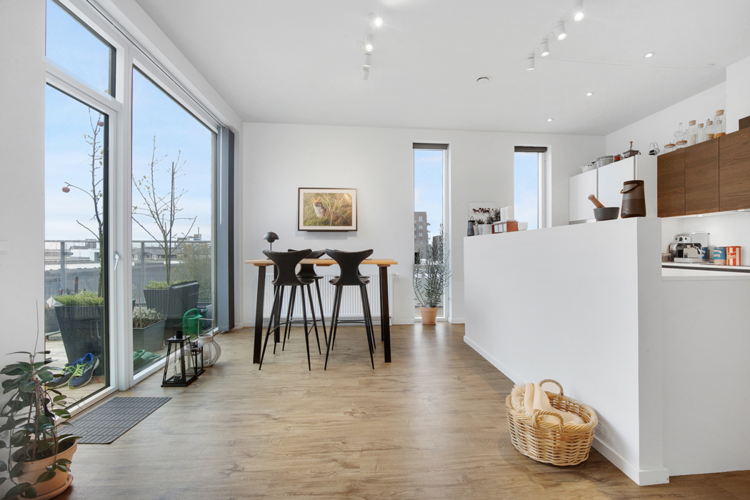 Eksklusiv 4-værelses lejlighed med to store altaner 3