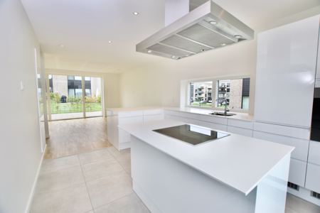 Fritliggende 4-værelses rækkehus på Marshalls Alle 1