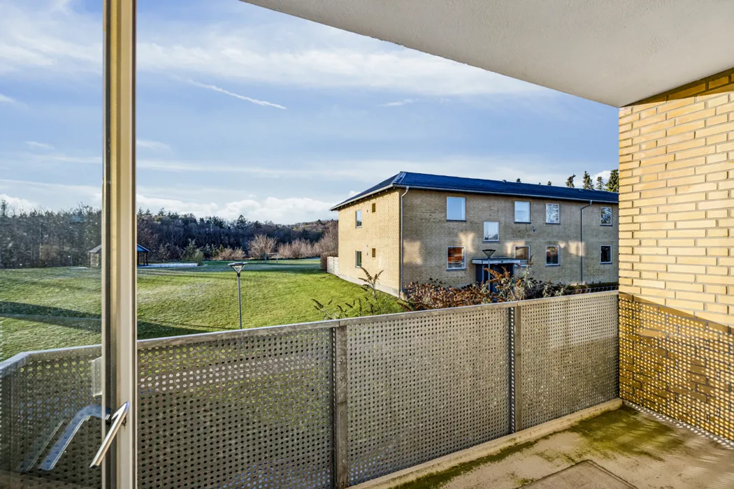 Lys 3-værelses lejlighed med altan 2