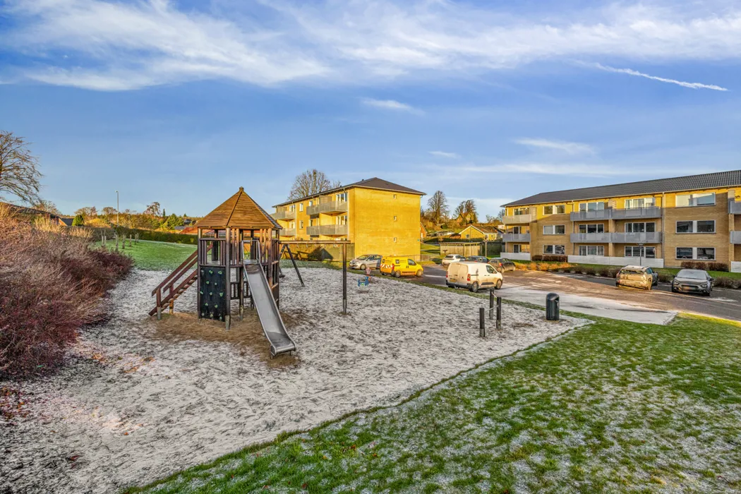 Lys 3-værelses lejlighed med altan 11