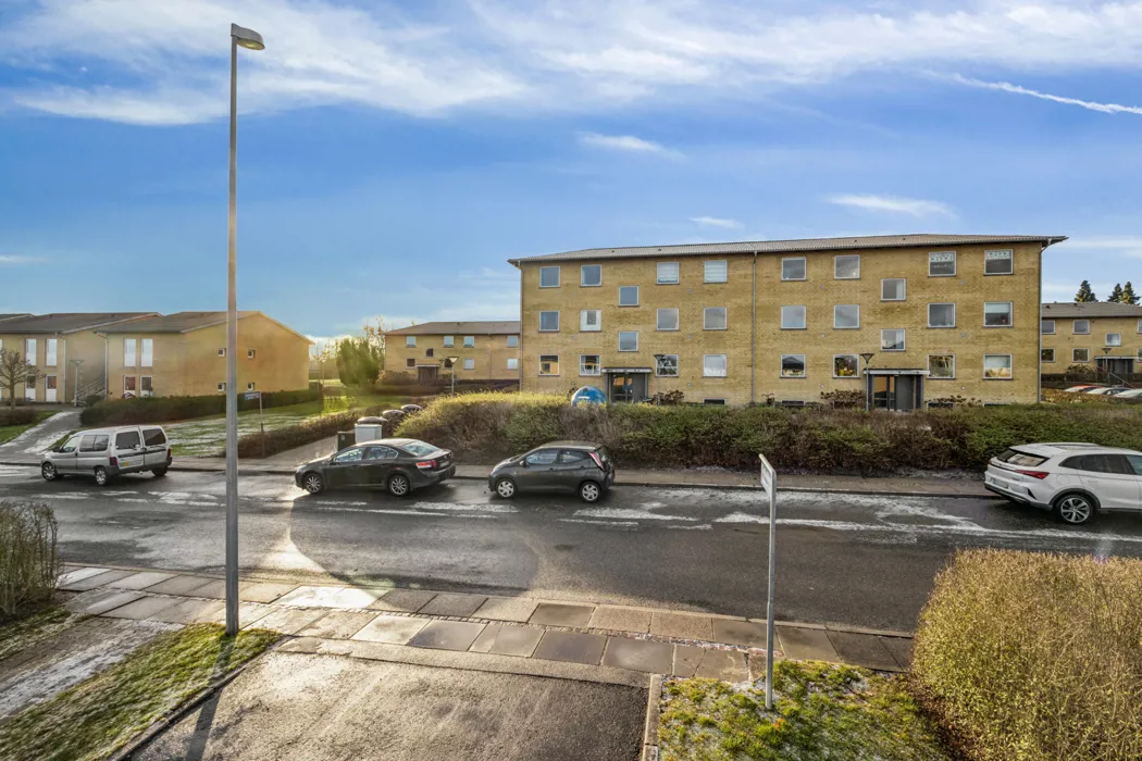 Lys 3-værelses lejlighed med altan 12