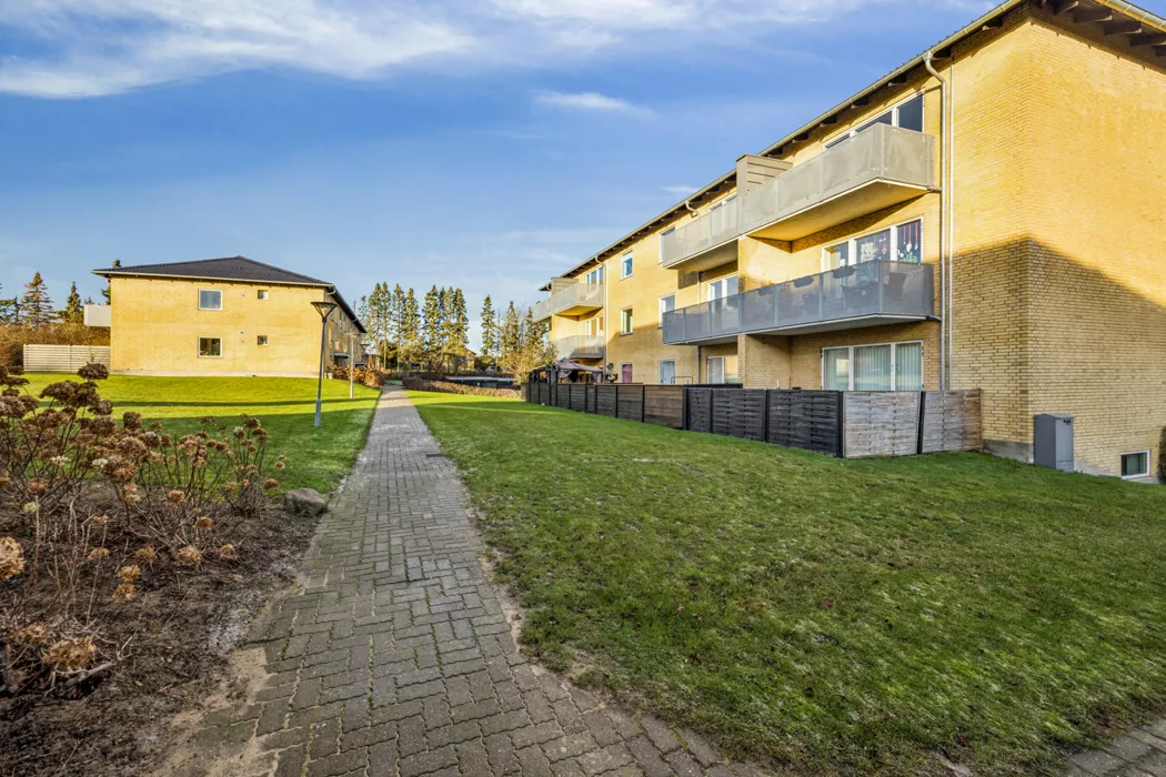 Lys 3-værelses lejlighed med altan 18