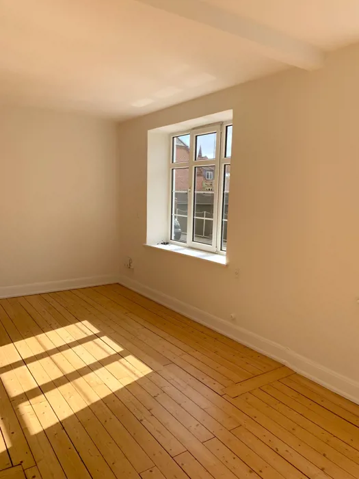 Lys 2-værelses lejlighed med god planløsning i Aalborg Vestby 11