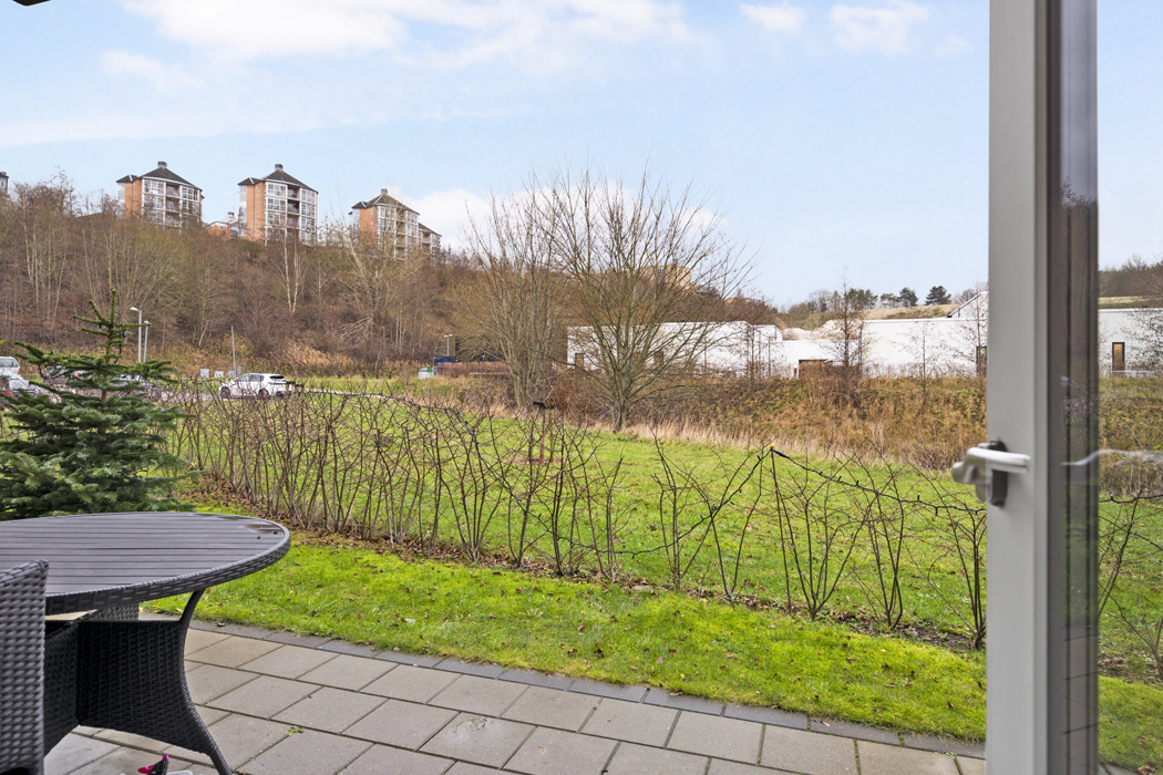 Skøn 4-værelses stuelejlighed med terrasse på Overblikket 8