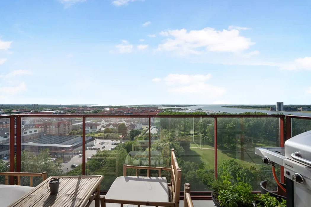 Stor 3-værelses lejlighed med fantastisk udsigt i Taffeltårnet 14