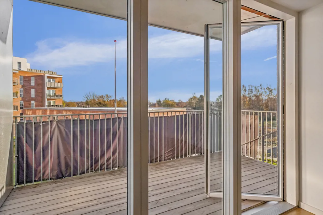 Lys 2-værelses lejlighed med altan 3