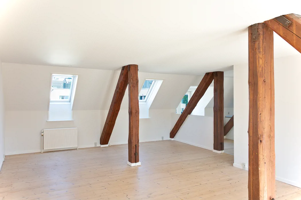 Charmerende 3-værelses lejlighed med synlige bjælker og altan i Herning midtby 2
