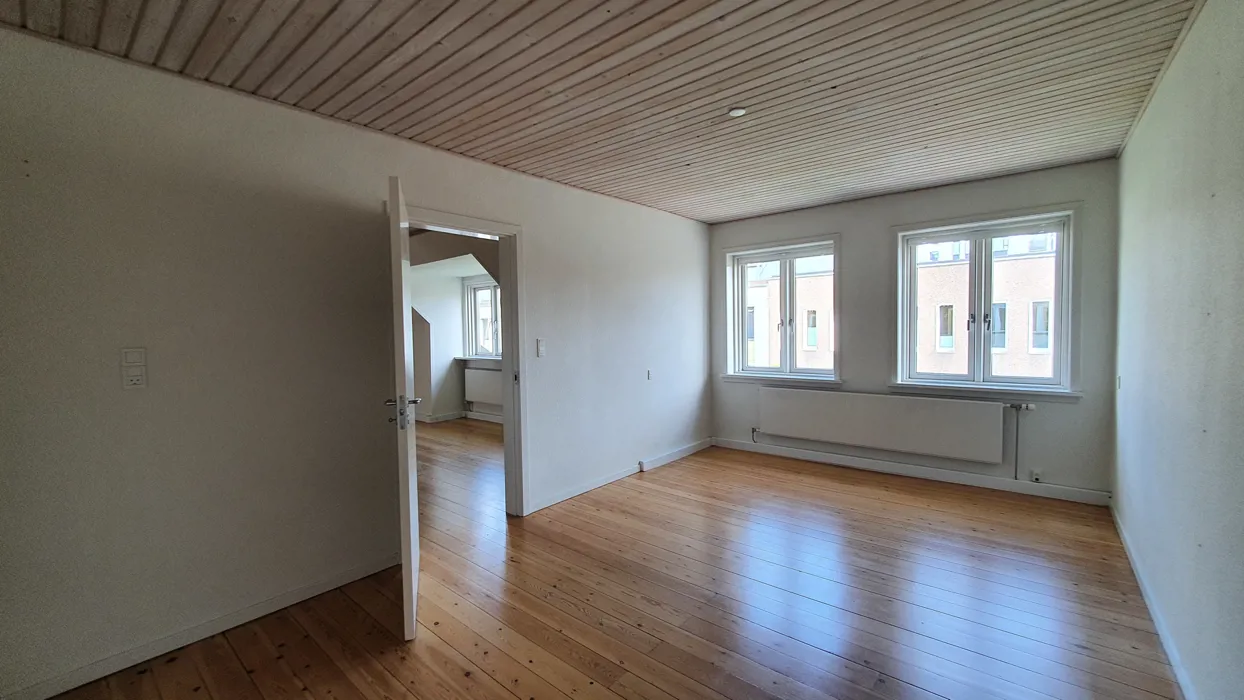 Rummelig 4-værelses lejlighed central beliggenhed 2