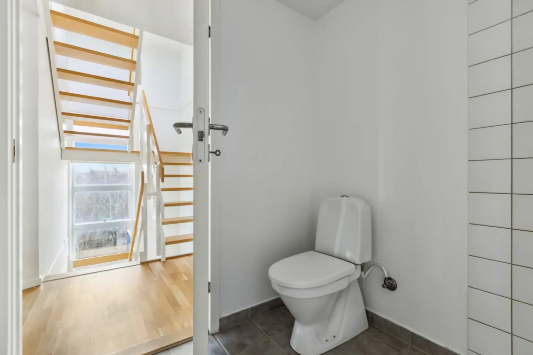 Hyggelig 3-plans lejlighed med moderne faciliteter og tagterrasse 9