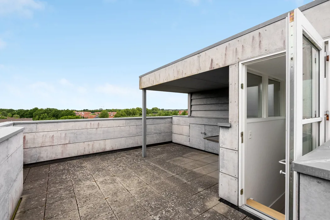 Hyggelig 3-plans lejlighed med moderne faciliteter og tagterrasse 15