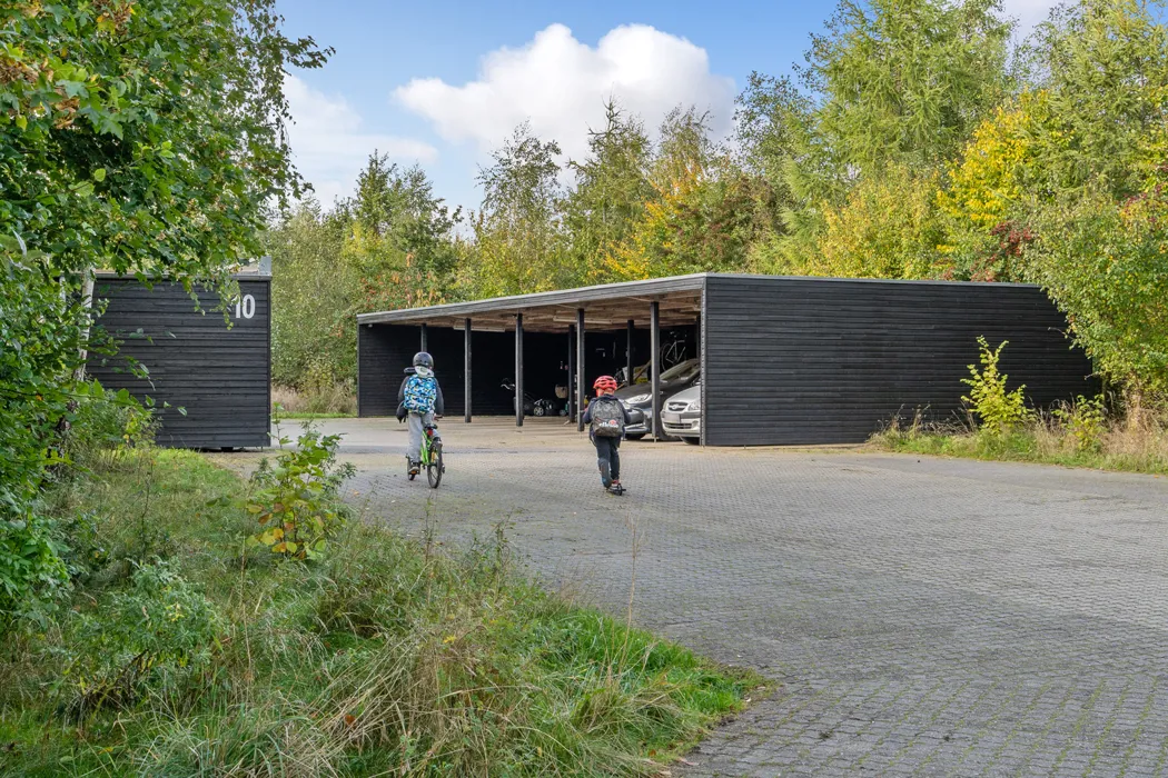 Hyggelig 3-plans lejlighed med moderne faciliteter og tagterrasse 16