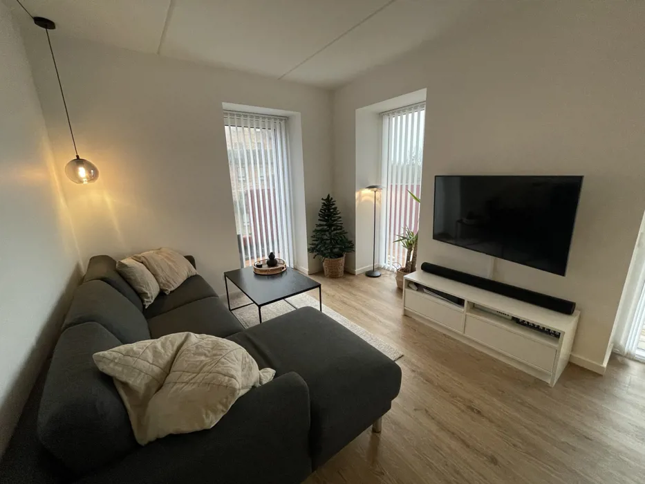 Skøn 2-værelses lejlighed med stor altan i Egeparken 7