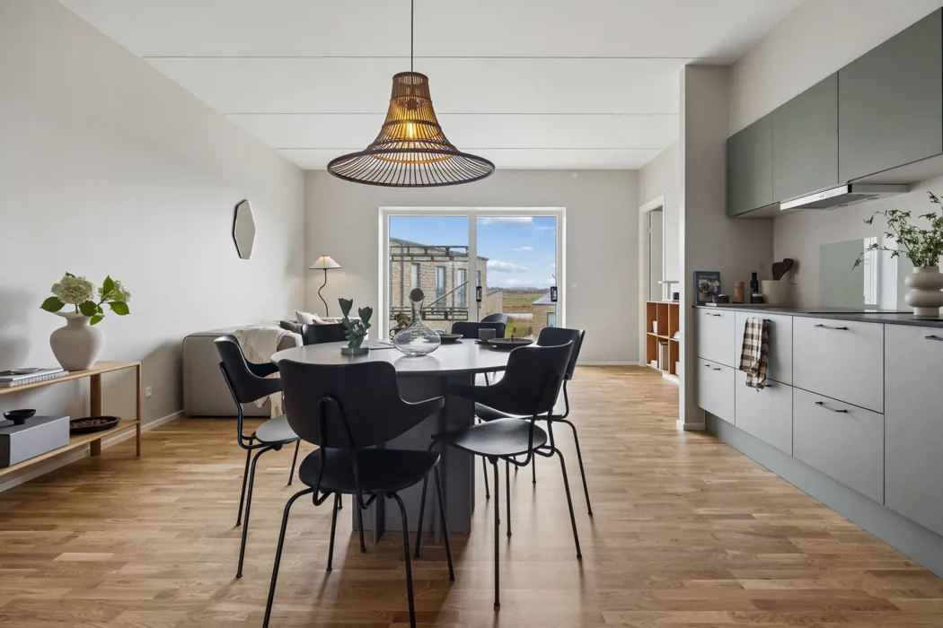Lys og moderne 4-værelses lejlighed med terrasse  3