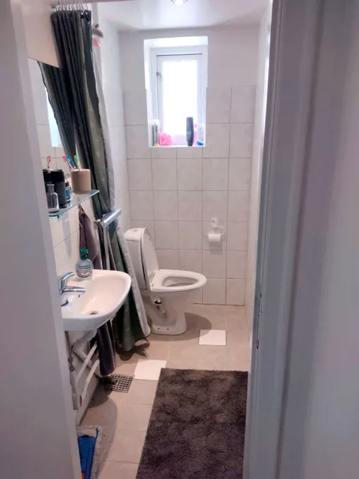 Høj stue lejligheden med altan i Øgadekvarteret 9