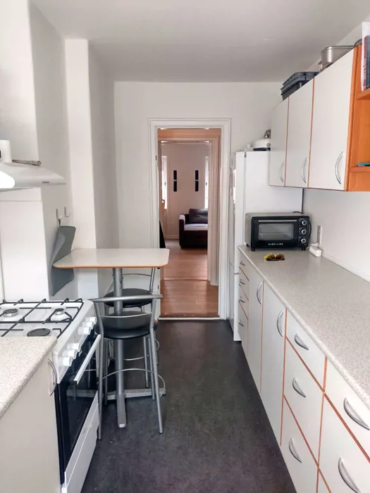 Høj stue lejligheden med altan i Øgadekvarteret 1