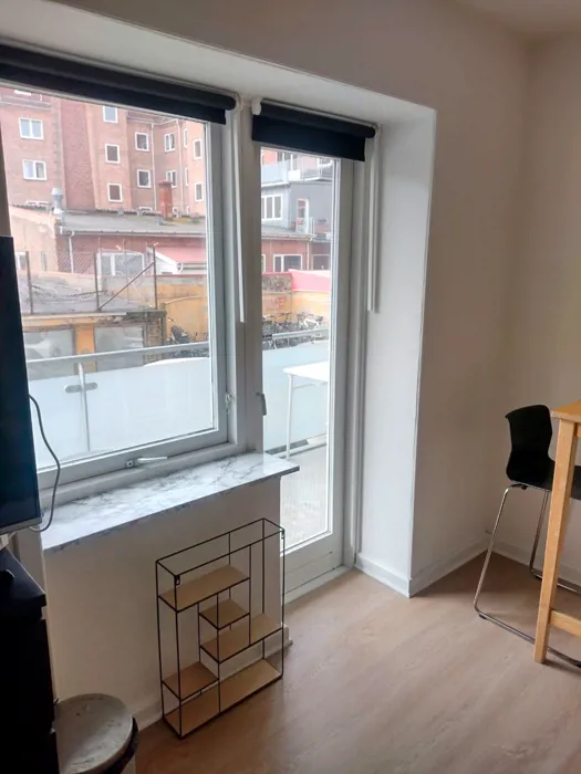 Høj stue lejligheden med altan i Øgadekvarteret 8