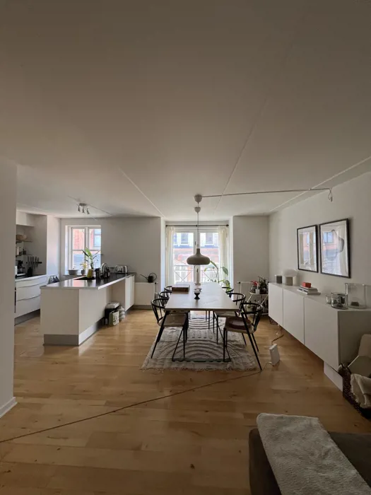 Charmerende og velindrettet 3-værelses by-lejlighed i Odense C 1