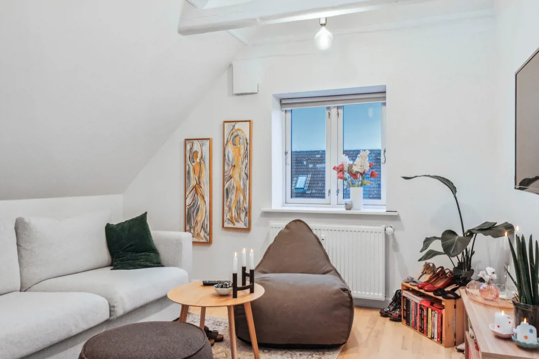 Rummelig lejlighed i to plan med hems på Tyge Brahes Vej 3