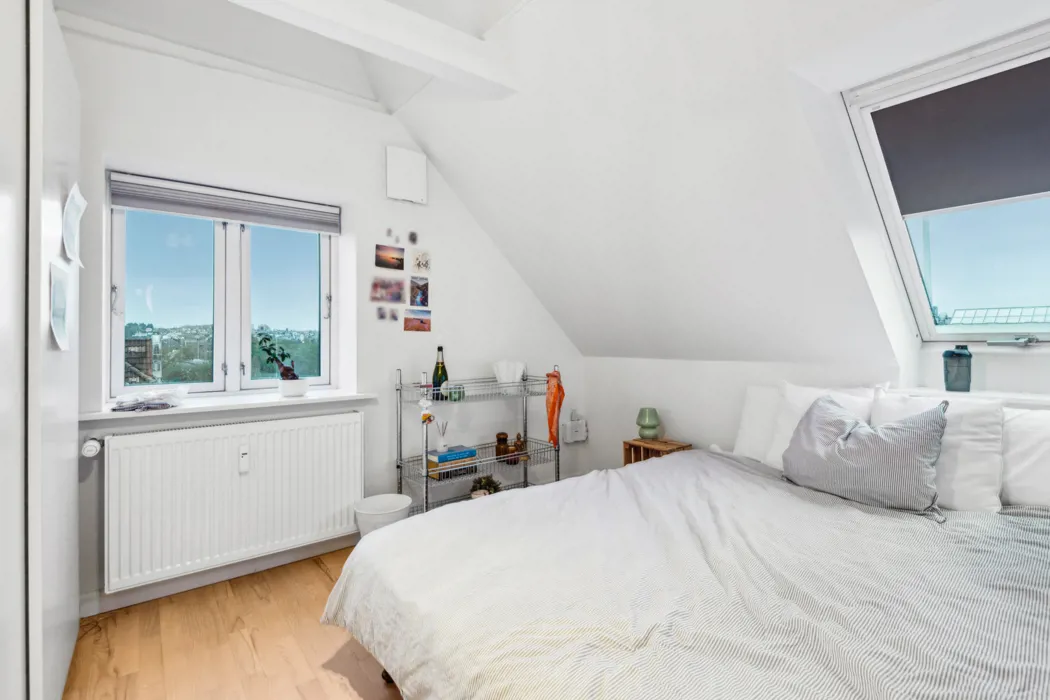 Rummelig lejlighed i to plan med hems på Tyge Brahes Vej 11