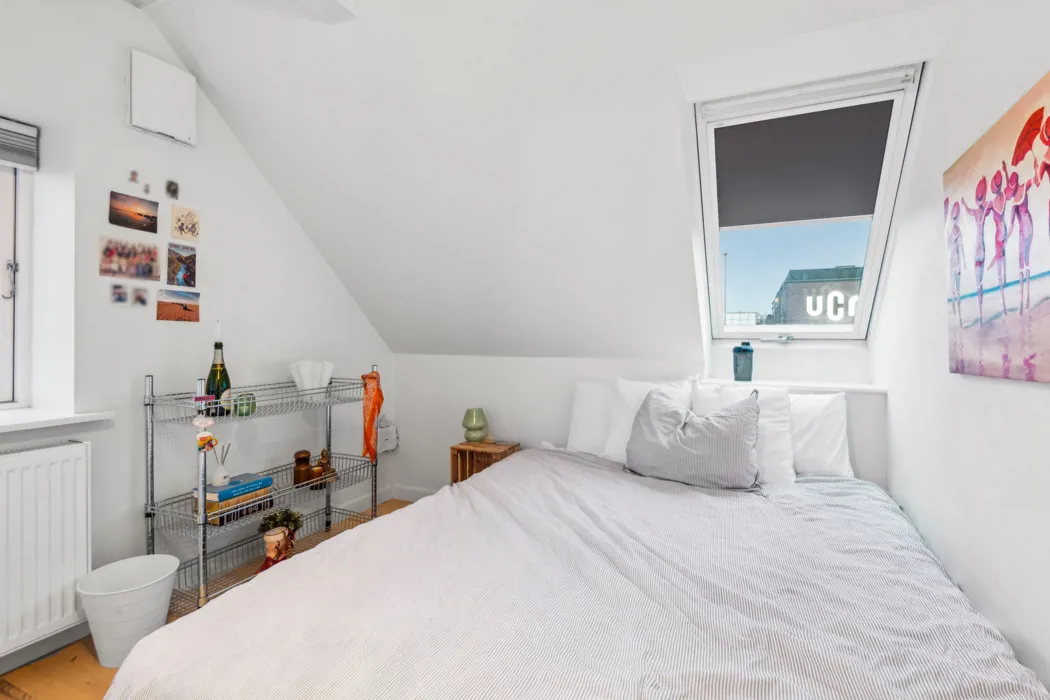 Rummelig lejlighed i to plan med hems på Tyge Brahes Vej 10