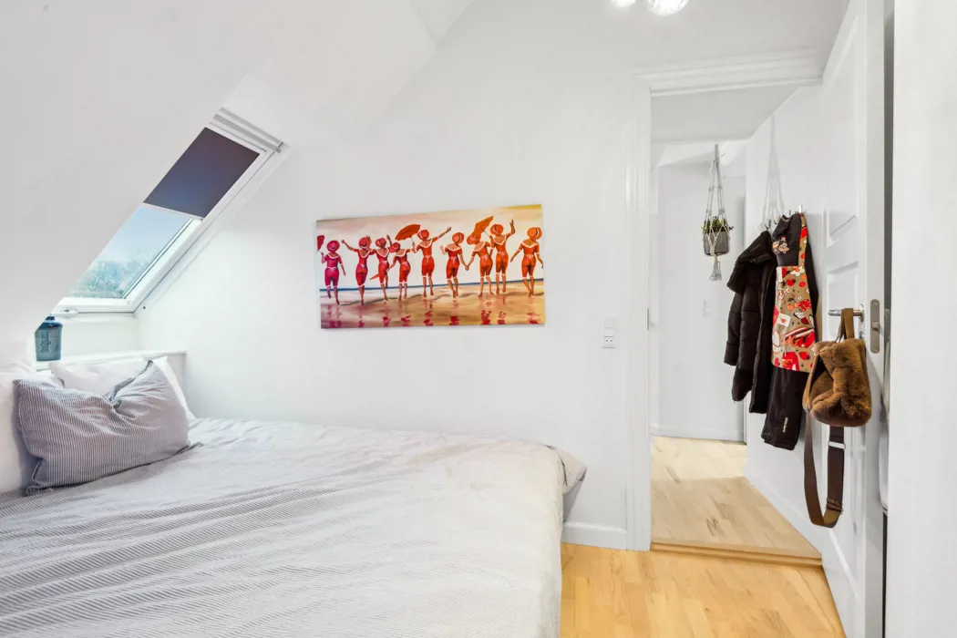 Rummelig lejlighed i to plan med hems på Tyge Brahes Vej 12
