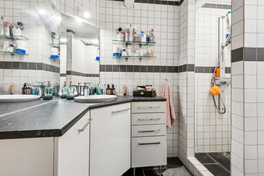 Rummelig lejlighed i to plan med hems på Tyge Brahes Vej 15