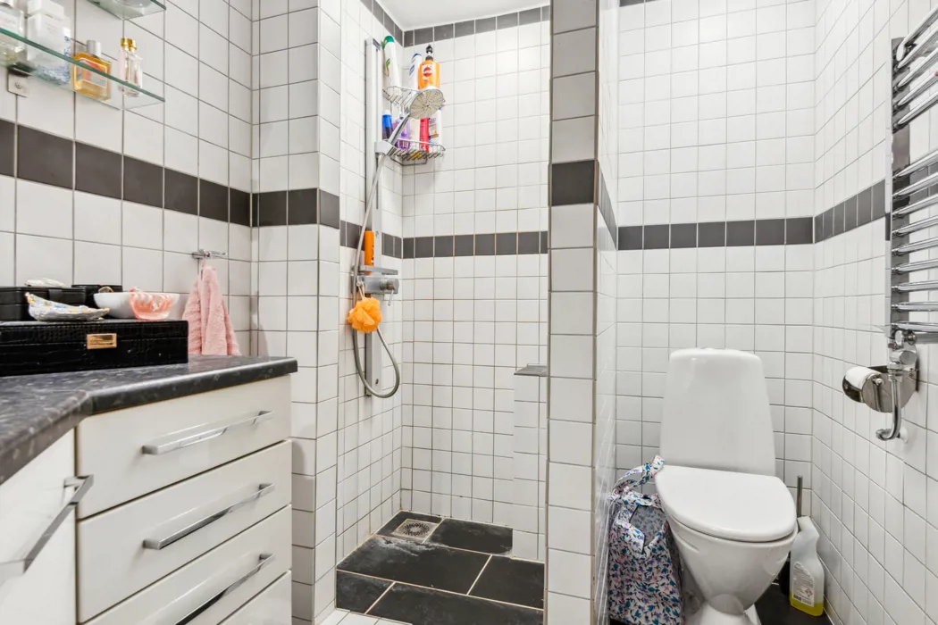 Rummelig lejlighed i to plan med hems på Tyge Brahes Vej 16
