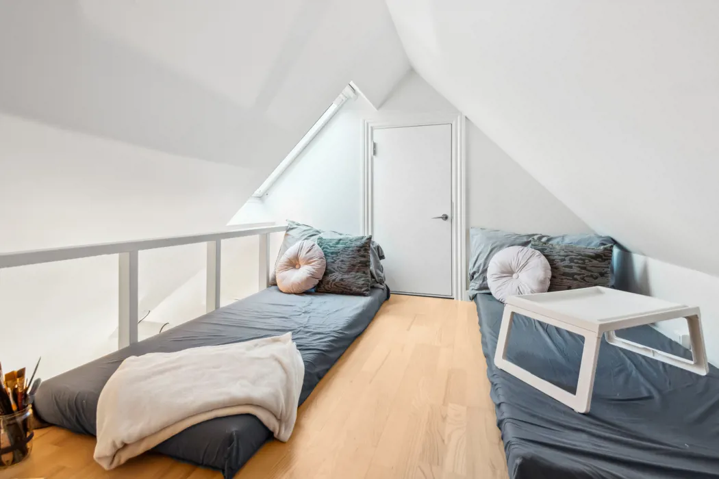 Rummelig lejlighed i to plan med hems på Tyge Brahes Vej 14