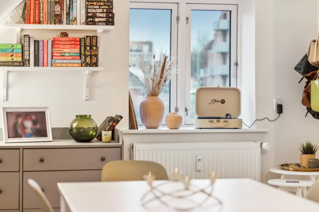 Rummelig lejlighed i to plan med hems på Tyge Brahes Vej 7