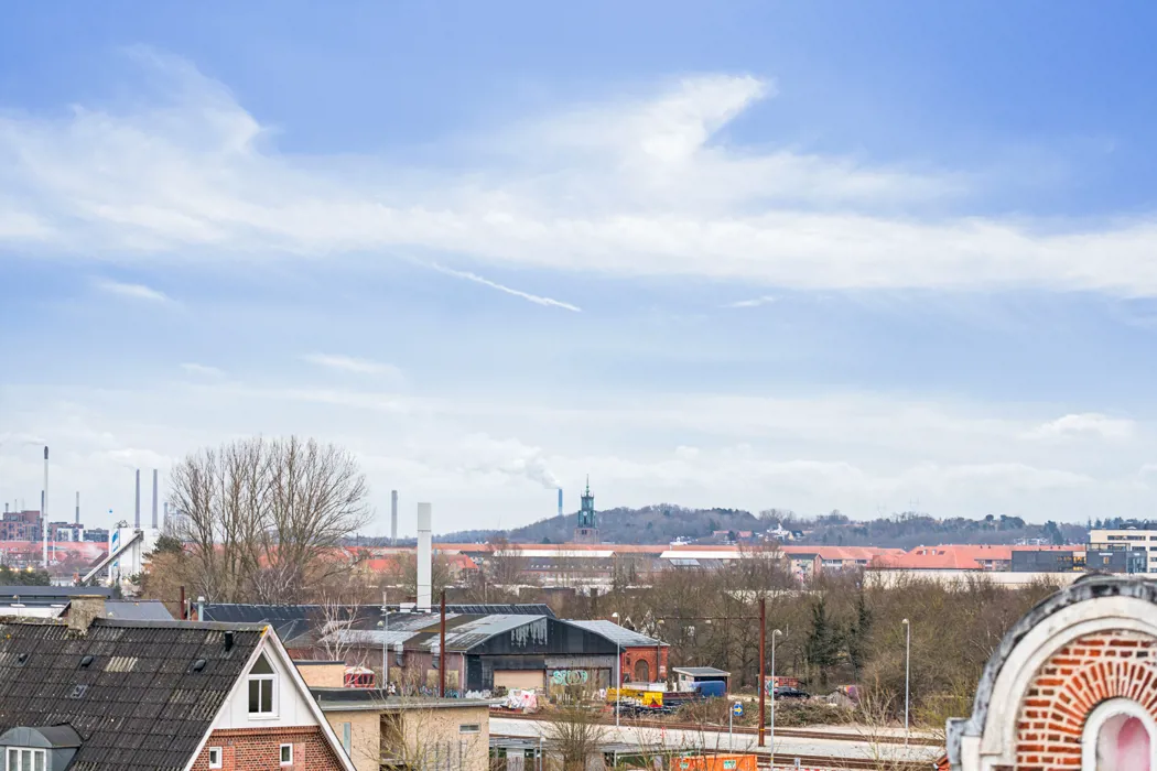Rummelig lejlighed i to plan med hems på Tyge Brahes Vej 21