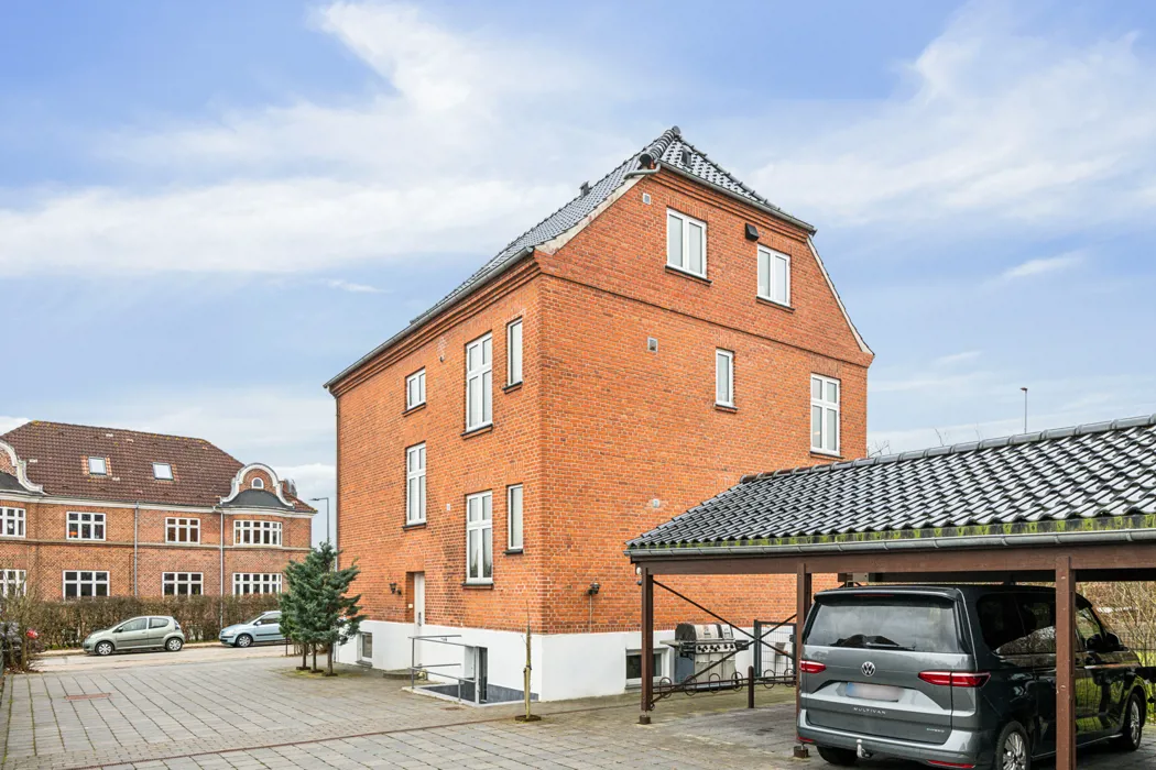 Rummelig lejlighed i to plan med hems på Tyge Brahes Vej 20