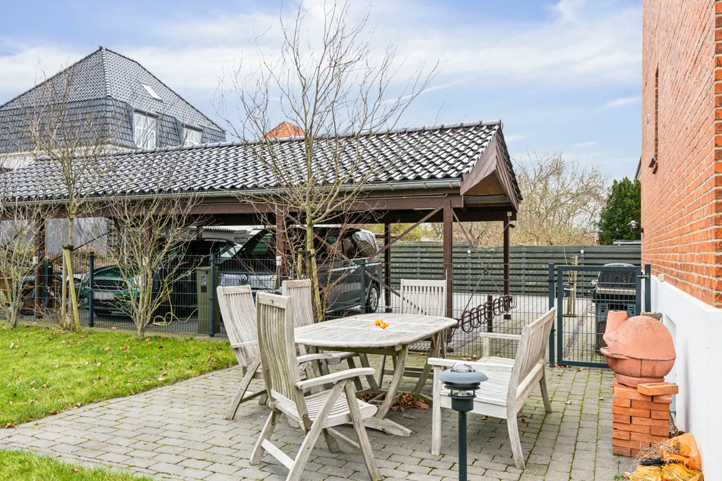 Rummelig lejlighed i to plan med hems på Tyge Brahes Vej 18