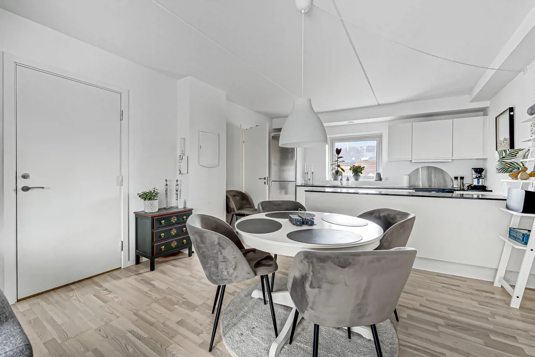 Skøn 3-værelses lejlighed med fælles tagterrasse i Aalborg C 1