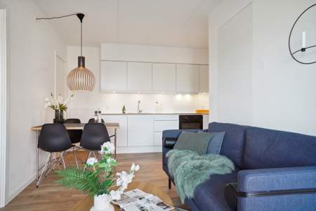 Moderne 3-værelses lejlighed med stilren indretning og optimal beliggenhed